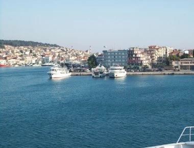 Ένας τόνος ζωικών υποπροϊόντων σφαγίου χύθηκε στο λιμάνι της Μυτιλήνης - Απίστευτη δυσοσμία